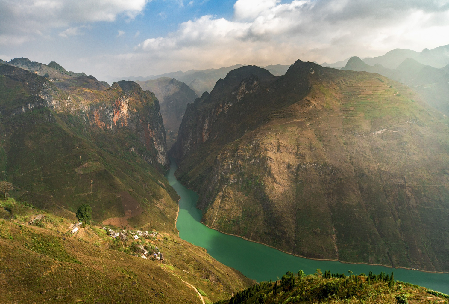 Ngắm sông, núi Hà Giang hùng vĩ mùa đẹp nhất trong năm