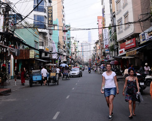 Street vendors disturb foreign tourists in Saigon